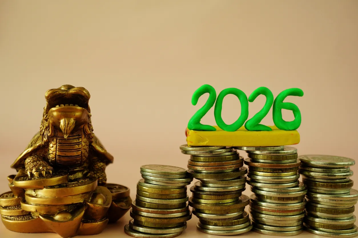 2026 Ateş Atı Yılı'nda finansal refahı ve şansı temsil eden altın para kaplumbağası heykelciği, madeni para yığınları ve yeşil