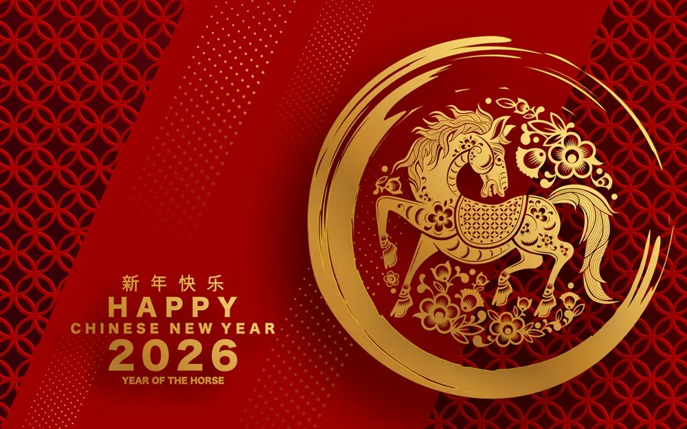 2026 Çin Yeni Yılı olan Ateş Atı Yılı'nı kutlayan tebrik kartı. Altın rengi, işlemeli at figürü, kırmızı dokulu bir zemin üzerinde dairesel bir madalyon içinde gösteriliyor.