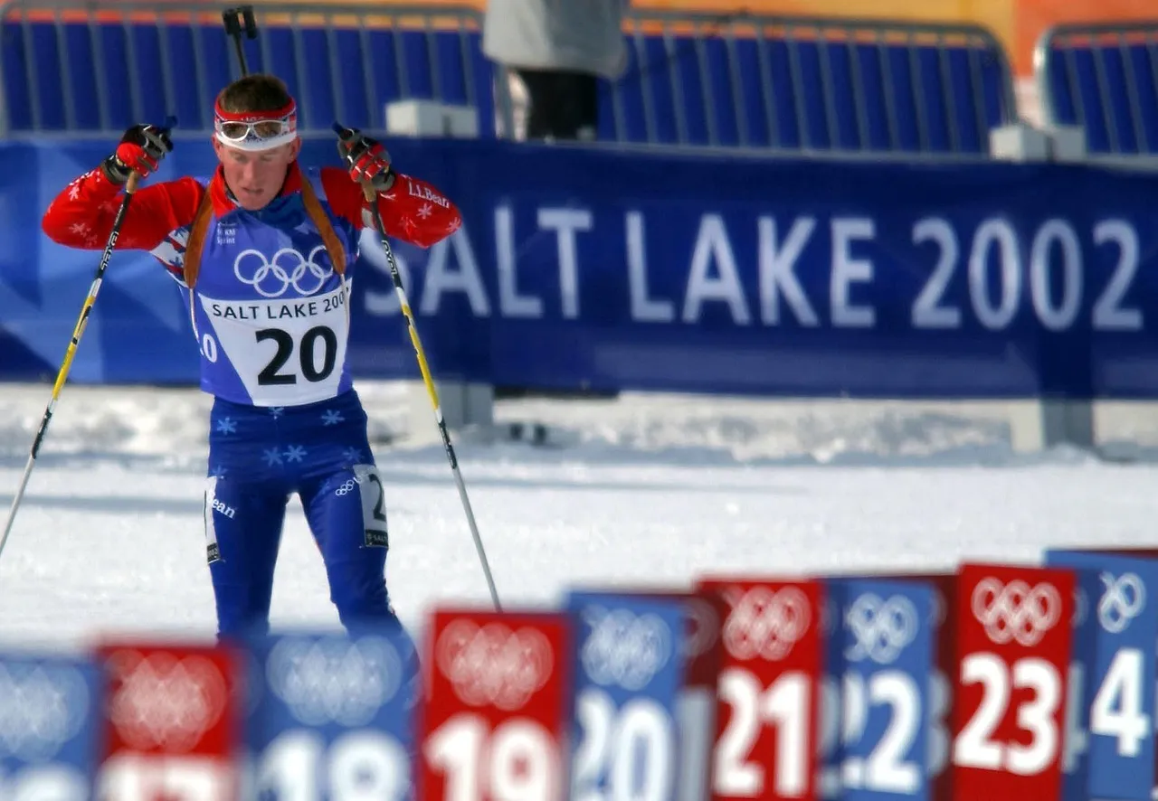 2002 Salt Lake City Kış Olimpiyatları’nda Utah eyaletinde düzenlenen biatlon yarışmasında parkurda ilerleyen bir sporcu.