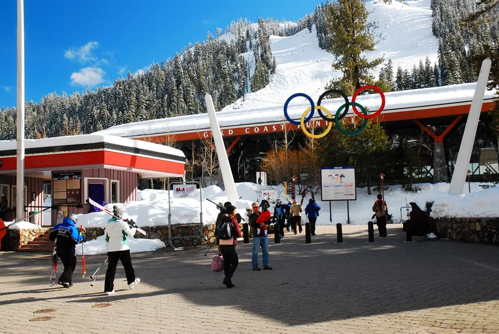 ABD’nin Kaliforniya eyaletindeki Olympic Valley’de, olimpiyat köyünden kayak pistlerine doğru ilerleyen sporcular ve ziyaretçiler görülüyor.
