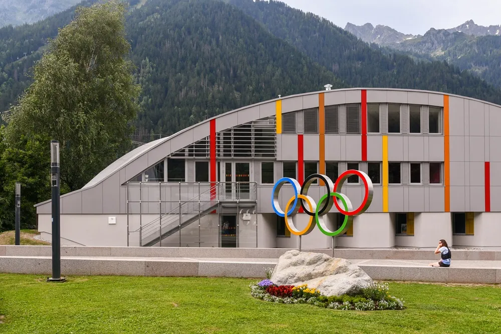 Fransa’nın Chamonix kentinde yer alan olimpiyat logosu, 1924’te düzenlenen ilk Kış Olimpiyatları’nın ev sahibi olan şehrin mirasını simgeliyor.