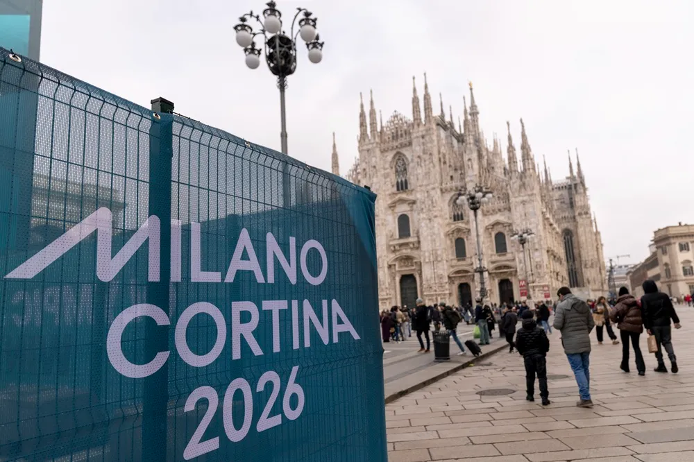 Milano’daki Piazza Duomo’da yer alan Milano Cortina 2026 Kış Olimpiyatları tabelası, Duomo Katedrali önünde görülüyor.
