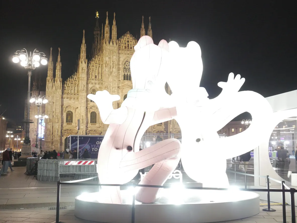 Milano’da Piazza Duomo’da sergilenen Milano Cortina 2026 Kış Olimpiyatları maskotları, Duomo Katedrali önünde gece ışıklarıyla görülüyor.