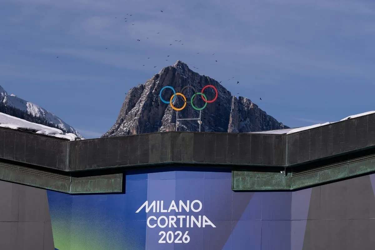 Cortina d’Ampezzo’da Milano Cortina 2026 Kış Olimpiyatları için kurulan olimpiyat halkaları, dağ manzarası önünde yer alan Cortina Curling Olimpiyat Stadyumu’nda görülüyor.