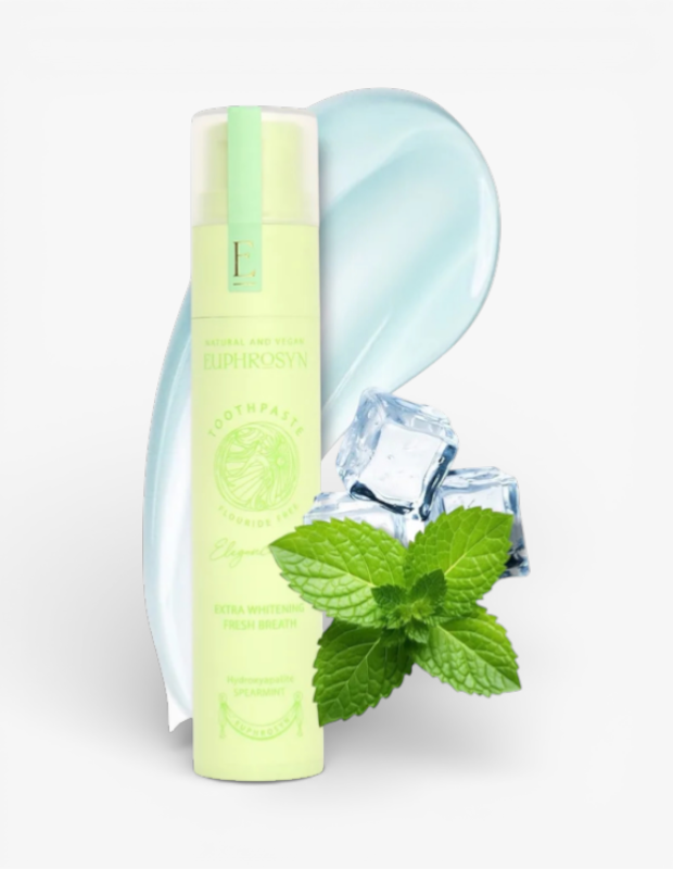 Marka Adı: Euphorsyn
Ürün Cinsiyeti: Unisex
Ürün Tipi: Diş Macunu
Ürün Sezonsallığı: Her Mevsim
Ürün Çeşidi: Nane Aromalı Beyazlatıcı Diş Macunu
Ürün Özellikleri: Açık yeşil renkli, pompalı pratik bir tüpte sunulan bu doğal ve vegan diş macunu, florür içermeyen özel formülüyle öne çıkar. İçeriğindeki hidroksiapatit sayesinde diş minesini güçlendirerek ekstra beyazlatma sağlar ve aynı zamanda uzun süreli ferah bir nefes sunar. Taze nane aroması ile ağızda temiz ve canlandırıcı bir his bırakır, nazik jel dokusuyla etkili temizlik deneyimi vaat eder.
Öne Çıkan Detaylar:
- Doğal, vegan ve florürsüz formül
- Ekstra beyazlatma ve uzun süreli ferah nefes sağlayan hidroksiapatit içeriği
- Ferahlatıcı nane aromalı, kullanımı pratik pompalı tüp
Kimler Kullanıyor?: Günlük ağız bakımında doğallığa, vegan ürün kullanımına ve florürsüz formüllere öncelik veren kişiler bu diş macununu tercih edebilir. Gülüşünün sağlıklı ışıltısını, ağız hijyenini ve ferah nefesini önemseyen, aynı zamanda nane aromasıyla canlandırıcı bir deneyim arayan herkes için uygundur. Bakım rutinini doğal ve etkili ürünlerle tamamlamayı seven, estetik ve işlevselliği bir arada arayan bilinçli tüketicilere hitap eder.