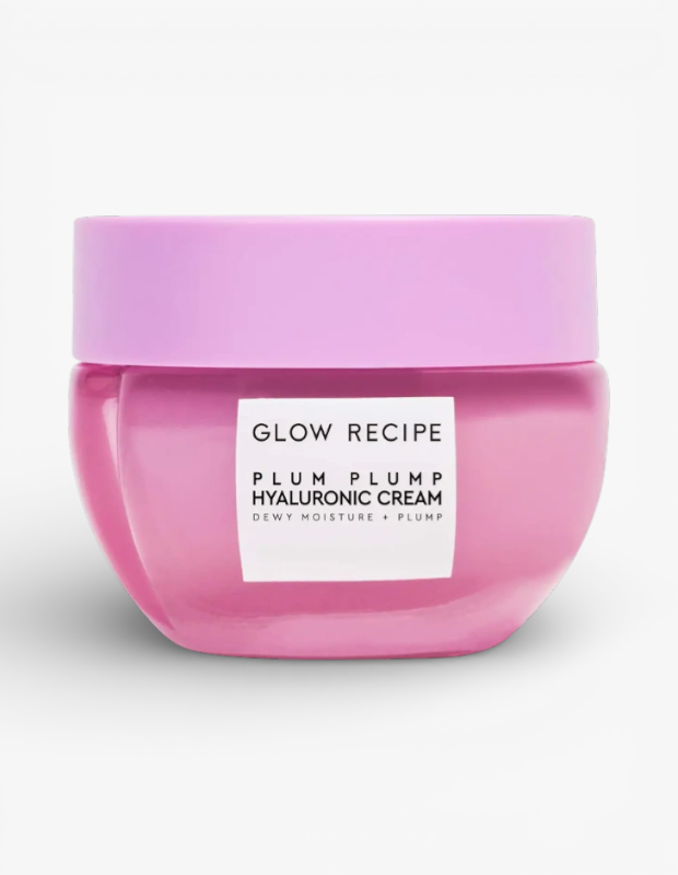 Marka Adı: Glow Recipe
Ürün Cinsiyeti: Belirtilmemiş
Ürün Tipi: Nemlendirici Yüz Kremi
Ürün Sezonsallığı: Belirtilmemiş
Ürün Çeşidi: Hyaluronik Asitli Nemlendirici Krem

Ürün Özellikleri: Bu ürün, canlı pembe renkte, yuvarlak hatlara sahip bir kavanozda ve açık leylak rengi kapağıyla sunulan bir yüz kremidir. Ürünün etiketinde Plum Plump Hyaluronic Cream yazmakta ve dewy moisture ile plump yani nemli ve dolgun bir cilt görünümü vaat etmektedir. Hyaluronik asit içeriği sayesinde cilde yoğun nem sağlamayı, cilt dokusunu pürüzsüzleştirmeyi ve sağlıklı bir dolgunluk kazandırmayı hedefler. Hafif yapısıyla cilde yağlı bir his bırakmadan doğal bir ışıltı sunarak, blur glow trendinin gerektirdiği dengeli ve filtrelenmiş görünümü destekler.

Öne Çıkan Detaylar:
- Cilde yoğun nem ve dolgunluk sağlamaya yardımcı hyaluronik asit içerikli formül.
- Modern ve çekici, pembe-leylak tonlarında tasarlanmış estetik ambalaj.
- Ciltte dewy (nemli ve parlak) bir bitiş sunarken, ağırlaşma yapmayan hafif doku.

Kimler Kullanıyor?: Cildine yoğun nem takviyesi sağlamak, dolgun ve canlı bir görünüm elde etmek isteyen kişiler bu ürünü tercih edebilir. Özellikle doğal ve filtrelenmiş bir ışıltıyı benimseyen, cildini nemli, pürüzsüz ve sağlıklı göstermeyi amaçlayan, gözenek ve ince çizgi görünümünü dengelemek isteyen herkes bu nemlendirici kremi günlük rutinlerine dahil edebilir.