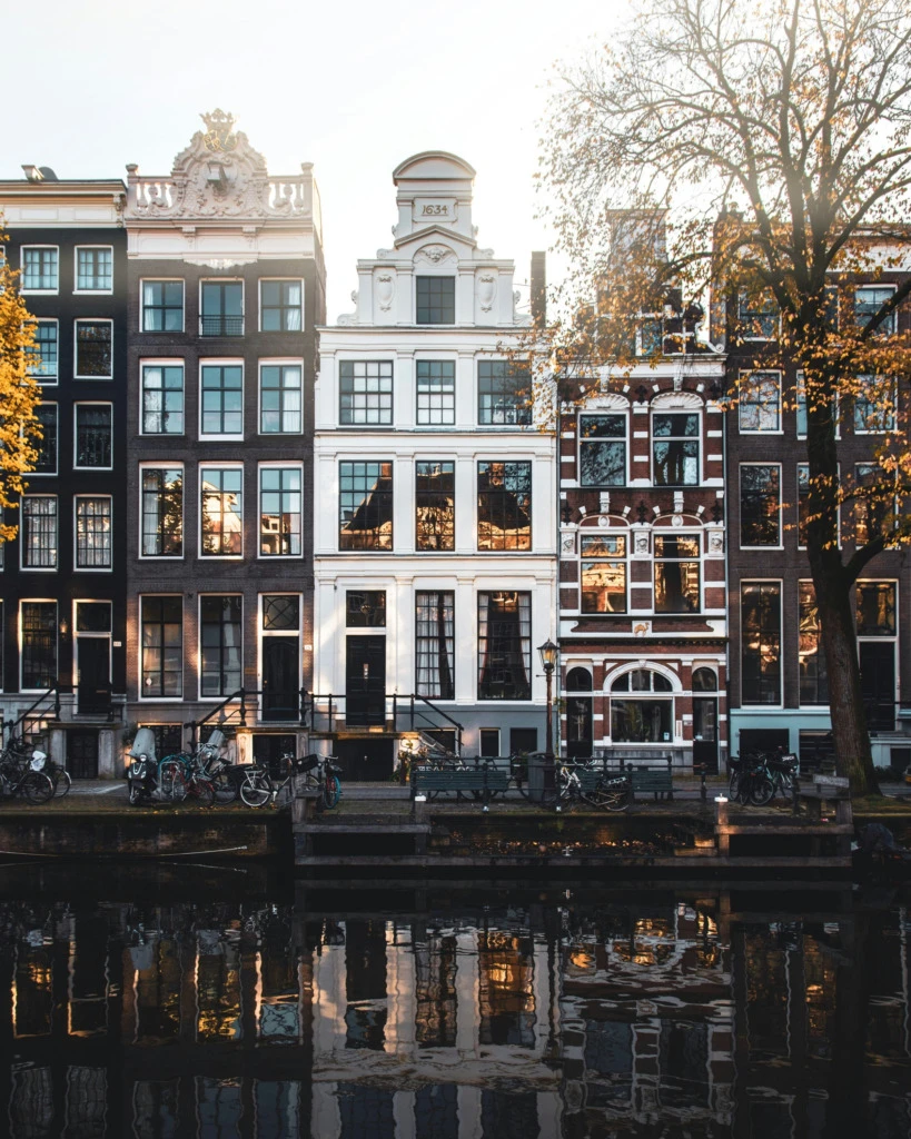 Amsterdam, ünlü yamuk evleri ve kanalları