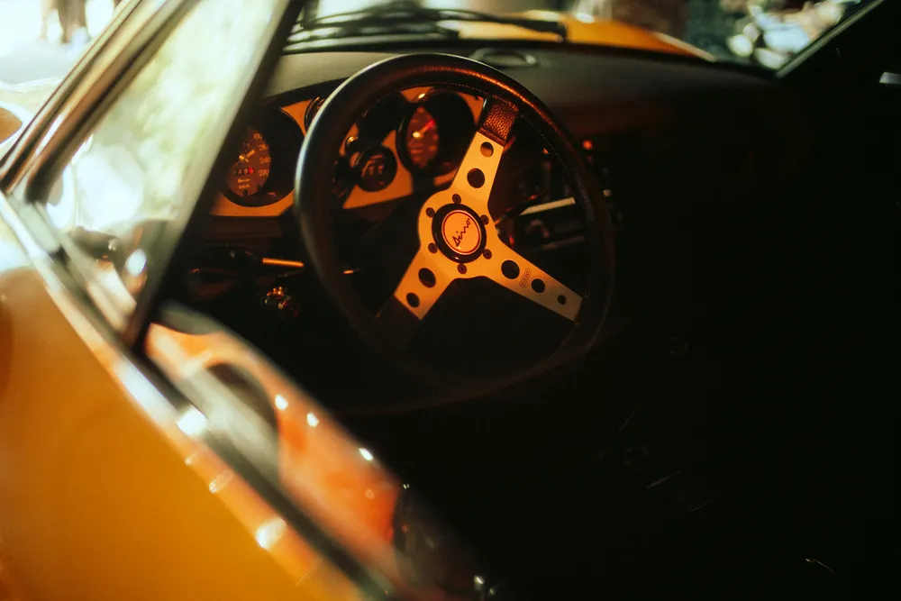 Ferrari Dino 246 GT’nin arka bölümündeki Dino yazısı, modelin Enzo Ferrari’nin oğlu Alfredo Dino Ferrari’ye adanan hikâyesini hatırlatıyor.
