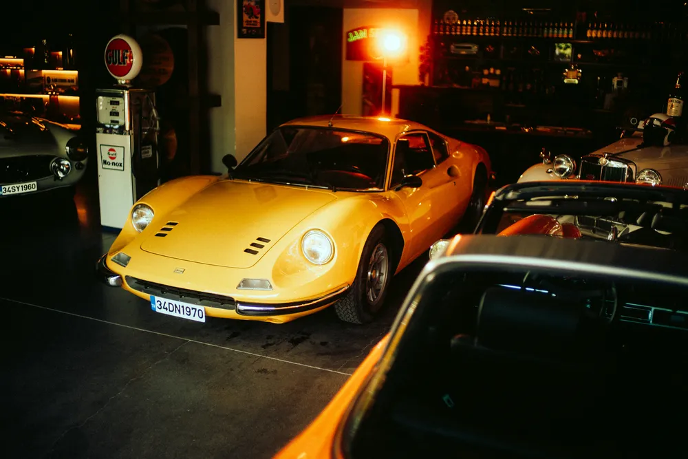 Ferrari Dino 246 GT’nin ön far detayı ve aerodinamik burun tasarımı, 1970’ler spor otomobil estetiğini öne çıkarıyor.