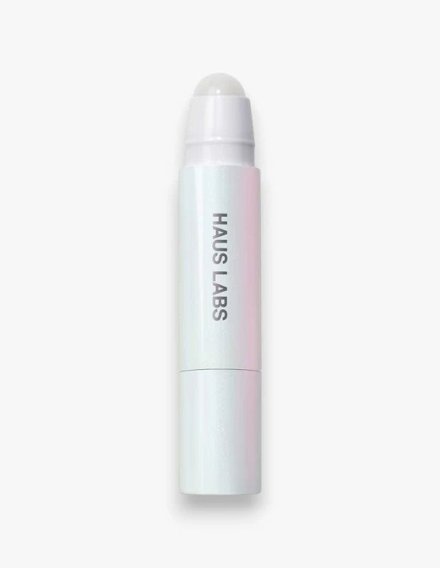 Beyaz, sedefli bir yüzeye ve şeffaf, kubbeli bir uygulama ucuna sahip olan bu dikey çubuk şeklindeki Haus Labs ürünü, Bio-Radiant Camsı Aydınlatıcı olarak göz alıcı ve parlak bir etki vaat ediyor.