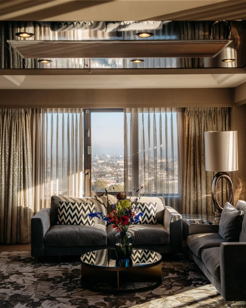 Hotel Okura, odalardan salon görüntüsü