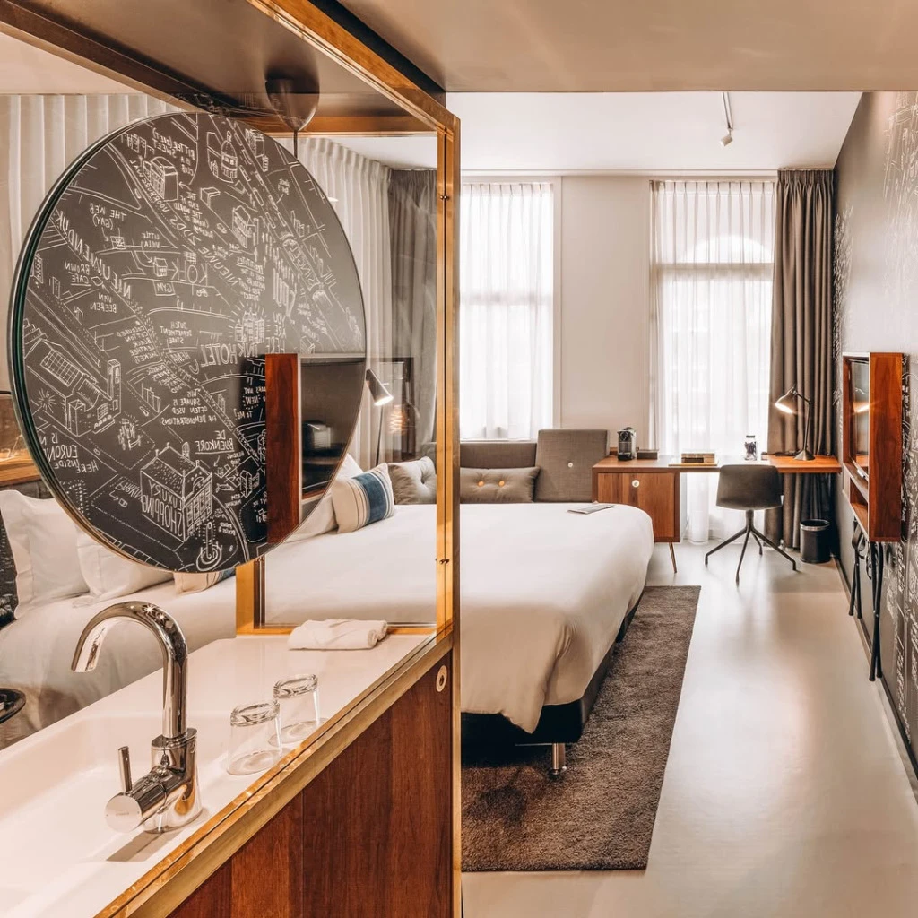 INK Hotel Amsterdam otelinin ikonik bir tasarıma sahip otel odası