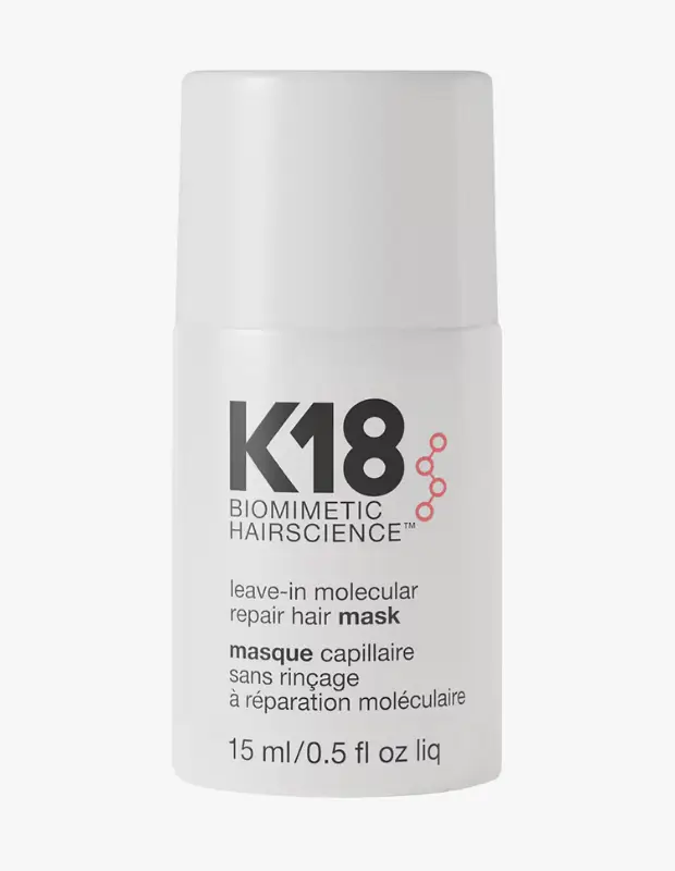 Marka Adı: K18
Ürün Adı: K18 Unisex Leave in Molecular Repair Saç Bakım Maskesi
Ürün Cinsiyeti: Unisex
Ürün Tipi: Saç Bakım Maskesi
Ürün Sezonsallığı: Belirtilmemiş
Ürün Çeşidi: Bağ Onarıcı Durulanmayan Saç Maskesi
Ürün Özellikleri: Bu durulanmayan (leave-in) moleküler onarıcı saç maskesi, K18Peptide™ biyomimetik peptit teknolojisi ile saçın en derin katmanlarındaki keratin zincirlerini hedef alarak hasarlı bağları onarır ve yeniden yapılandırır. Saçın yıpranmış yapısını güçlendirerek elastikiyetini artırır ve daha sağlıklı bir görünüm kazandırır. Özellikle kimyasal işlemler, ısı hasarı veya aşırı yıpranma sonucu oluşan kopmalara ve matlığa karşı etkili bakım sunar. Ürün 15 ml hacmindedir.
Öne Çıkan Detaylar:
- K18Peptide™ içeren biyomimetik peptit teknolojisiyle moleküler düzeyde onarım sağlar.
- Saçın keratin yapısını hedef alarak yıpranmış ve kopmaya eğilimli saç bağlarını güçlendirir.
- Durulanmayan formülü sayesinde saçta uzun süreli etki sunar.
Kimler Kullanıyor?: Kimyasal işlemler (boya, açıcı), ısıl şekillendirme veya çevresel faktörler nedeniyle yıpranmış, kırılmaya ve kopmaya eğilimli saçlara derinlemesine bakım arayanlar için idealdir. Saçlarının doğal yapısını içeriden güçlendirerek elastikiyetini geri kazanmak ve sağlıklı, canlı bir görünüm elde etmek isteyenler bu yenilikçi maskeyi günlük veya haftalık bakım rutinlerine dahil edebilir.