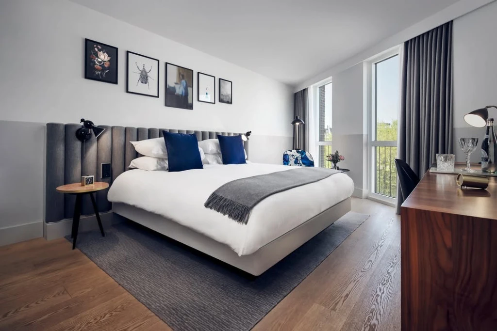 Kimpton De Witt Hotel Amsterdam'ın şık ve zarif suit odası