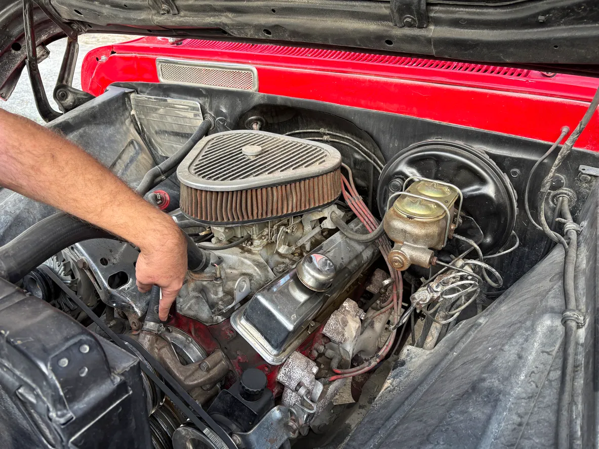 Kaputu açık klasik otomobilin motor bölümünde yapılan teknik inceleme, restorasyon sürecinde uzmanlık, doğru müdahale ve mekanik bilginin önemini gösteren detay