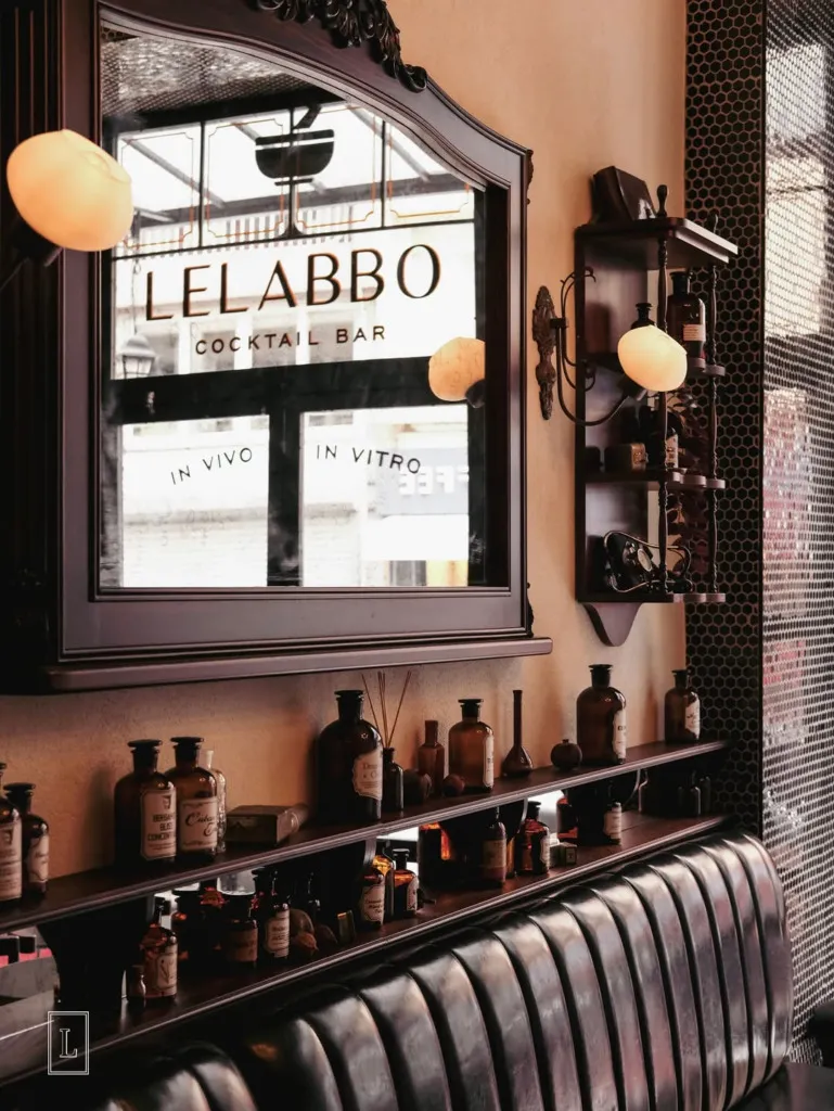 Lelabbo Kokteyl Barı'nın şık ve vintage esintili iç mekanında, barın adını yansıtan büyük, oymalı bir ayna, altında karmaşık miksoloji için kullanılabilecek çok sayıda kehribar rengi eczane tarzı şişeyle dolu uzun ahşap bir raf ve rahat koyu renk deri döşemeli oturma alanı ile mozaik fayanslı duvar dikkat çekiyor.