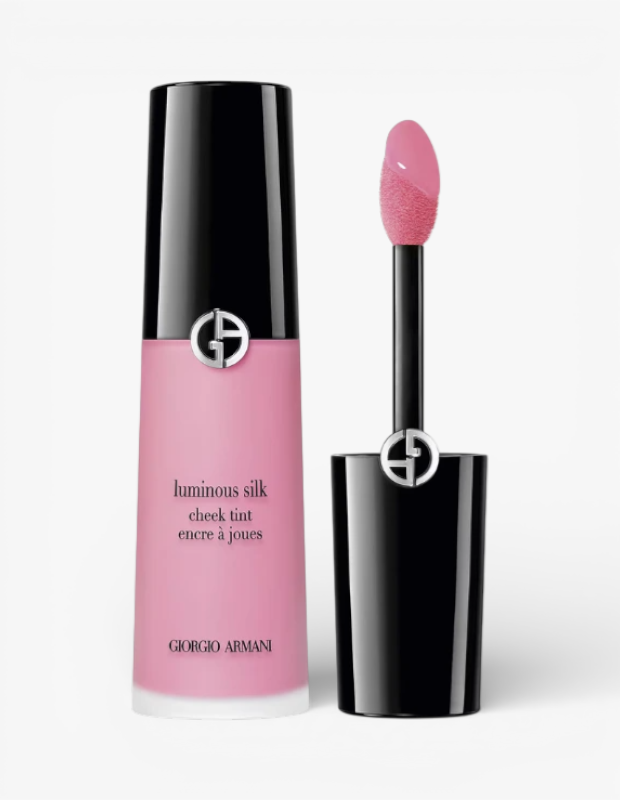 Marka Adı: Giorgio Armani
Ürün Cinsiyeti: Belirtilmemiş
Ürün Tipi: Likit Allık
Ürün Sezonsallığı: Belirtilmemiş
Ürün Çeşidi: Likit Allık
Ürün Özellikleri: Giorgio Armani Luminous Silk Cheek Tint, zarif siyah kapaklı, buzlu cam görünümlü şişesinde sunulan, soft pembe tonlarında likit bir allıktır. Luminous Silk adı altında, ipeksi dokusu ve hafif formülü sayesinde ciltle kolayca bütünleşir, doğal ve filtrelenmiş bir ışıltı sağlar. Özel doe-foot aplikatörü ile hassas ve kolay uygulama imkanı sunar, yanaklara sağlıklı ve canlı bir renk katarken pürüzsüz bir görünüm elde etmeye yardımcı olur.
Öne Çıkan Detaylar:
- İpeksi ve hafif likit formülü ile ciltle kolayca bütünleşir.
- Yanaklara doğal ve filtrelenmiş bir ışıltı katarken pürüzsüz bir görünüm sunar.
- Pratik doe-foot aplikatörü sayesinde hassas ve kolay uygulama sağlar.
Kimler Kullanıyor?: Bu likit allık, makyaj rutininde doğal güzelliği ve zahmetsiz şıklığı ön planda tutan herkes için idealdir. Yüzüne sağlıklı bir parlaklık ve filtrelenmiş bir görünüm kazandırmak isteyenler, cildindeki dokuyu eşitleyen ve gözenekleri dengeleyen, taze ve canlı bir etki arayanlar bu ürünü tercih edebilir. Yoğun ışıltılar yerine yumuşak, ciltle bütünleşen ve abartısız bir aydınlığı benimseyenler, bu ürünle kusursuz bir Blur Glow görünümü elde edebilirler.