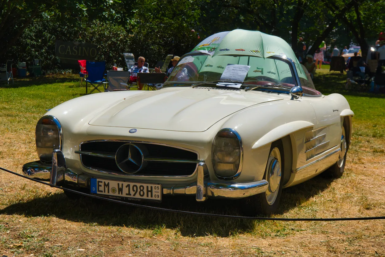1957 model beyaz Mercedes-Benz 300 SL W198 cabrio roadster, Baden-Baden Kurpark’ta düzenlenen International Oldtimer Meeting Baden-Baden 2022 kapsamında sergilenirken görülüyor.
