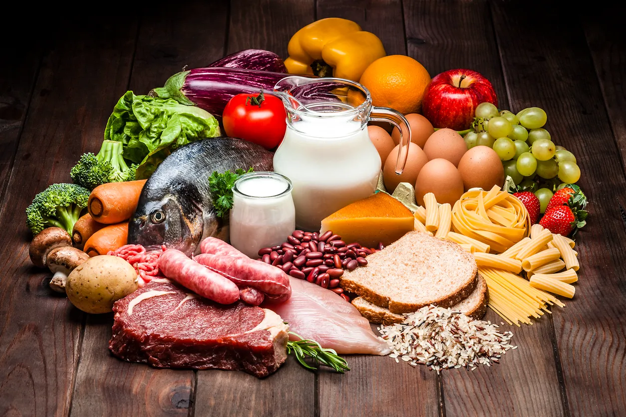 Protein, karbonhidrat ve sebzelerden oluşan farklı beslenme modellerini temsil eden gıda düzeni
