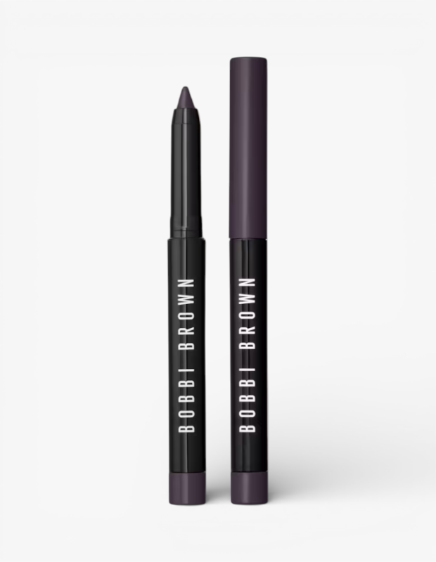 Marka Adı: Bobbi Brown
Ürün Cinsiyeti: Belirtilmemiş
Ürün Tipi: Göz farı
Ürün Sezonsallığı: Belirtilmemiş
Ürün Çeşidi: Krem formda göz farı kalemi

Ürün Özellikleri:
Bu Bobbi Brown kremsi göz farı, koyu mürdüm veya mor tonlarında, geri çekilebilir kalem formunda tasarlanmış bir makyaj ürünüdür. Uzun süre kalıcı özelliği sayesinde gün boyu dayanıklılık sunar. Kremsi ve yumuşak dokusu, göz kapağına kolayca uygulanarak parmakla bile zahmetsizce dağıtılabilir, böylece kontrollü ve yumuşak bir ışıltı etkisi yaratır. Ürünün şık siyah gövdesi üzerinde beyaz Bobbi Brown yazısı ve ürün rengiyle eşleşen koyu mürdüm/mor rengindeki alt tabanı ve kapağı ile minimalist ve modern bir tasarıma sahiptir.

Öne Çıkan Detaylar:
- Uzun süre kalıcılık sağlayan Long-Wear formül
- Pratik kullanım sunan geri çekilebilir kalem mekanizması
- Yumuşak ve kremsi dokusu sayesinde kolay uygulama ve dağıtım

Kimler Kullanıyor?:
Bu ürün, günlük makyaj rutininde sadeliği ve sofistike bir görünümü bir arada arayan kişiler için idealdir. Özellikle aşırı parlak veya yoğun pigmentli farlar yerine, doğal ve filtrelenmiş bir ışıltıyla gözlerine derinlik katmayı tercih edenler kullanabilir. Makyajda pratik çözümler arayan, ürünlerinin uzun süre dayanıklı olmasını isteyen ve modern blur glow trendine uygun, yumuşak bir göz makyajı stili benimseyen herkes bu kremsi göz farı kalemini tercih edebilir.