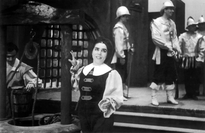 Semiha Berksoy 1952 yılında oynanan Fidelio Big oyunundan bir kare