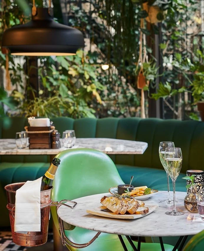Sofitel Legend The Grand Amsterdam, dış bahçesinden keyifli bir masa