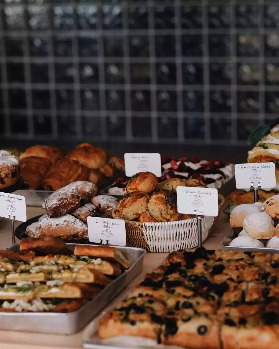 TUZ801 Ankara’da vitrine yerleştirilen tuzlu ve tatlı fırın ürünleri