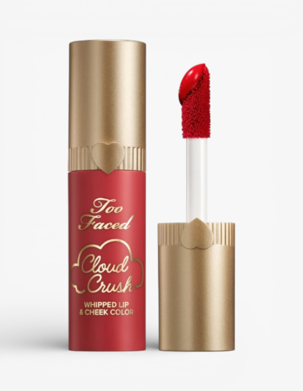 Marka Adı: Too Faced
Ürün Cinsiyeti: Belirtilmemiş
Ürün Tipi: Dudak ve Yanak Renklendiricisi
Ürün Sezonsallığı: Belirtilmemiş
Ürün Çeşidi: Köpük (Whipped) Dudak ve Yanak Rengi

Ürün Özellikleri: Bu ürün, dudaklar ve yanaklar için tasarlanmış, canlı kırmızı tonda, hafif ve köpüksü (whipped) yapıda bir renklendiricidir. Mat kırmızı renkte bir tüpte sunulur ve altın rengi kapak ile aplikatörün sapında kalp detayları bulunur. Geniş, yumuşak uçlu aplikatörü sayesinde kolay ve pürüzsüz uygulama sağlar. Ciltle bütünleşerek doğal ve yumuşak bir renk etkisi yaratır, aşırı parlak olmayan, filtrelenmiş bir görünüm sunar.

Öne Çıkan Detaylar:
- Dudaklar ve yanaklar için ikili kullanım imkanı sunar.
- Hafif ve köpüksü dokusu sayesinde rahat bir uygulama sağlar.
- Yumuşak ve doğal bir bitişle blur glow trendine uyum sağlar.

Kimler Kullanıyor?: Doğal güzelliği ön planda tutan, ciltte filtrelenmiş, sağlıklı ve yumuşak bir ışıltı arayan kişiler bu ürünü tercih edebilir. Makyaj rutinlerinde sadeliği ve çok yönlülüğü seven, dudaklarına ve yanaklarına tek bir ürünle canlılık katmayı hedefleyenler için idealdir. Minimal çaba ile taze ve monokrom bir görünüm elde etmek isteyen, stil sahibi bireylerin beğenisine sunulmuştur.