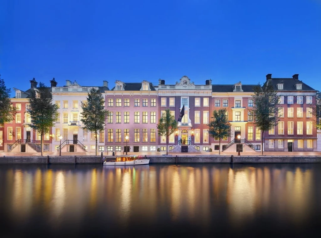 Waldorf Astoria Amsterdam, otelin baktığı nefis Amsterdam kanal manzarası