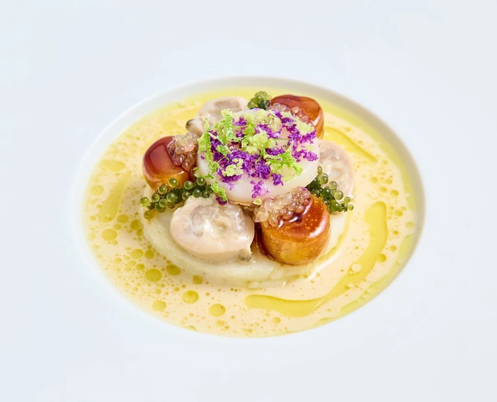 Waldorf Astoria Amsterdam, restoranın şefinin özenle hazırladığı fine dining bir sunum tabağı