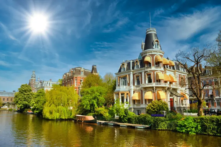 Kanalların Kıyısında Masalsı Bir Konaklama: Amsterdam’ın En İyi Otelleri