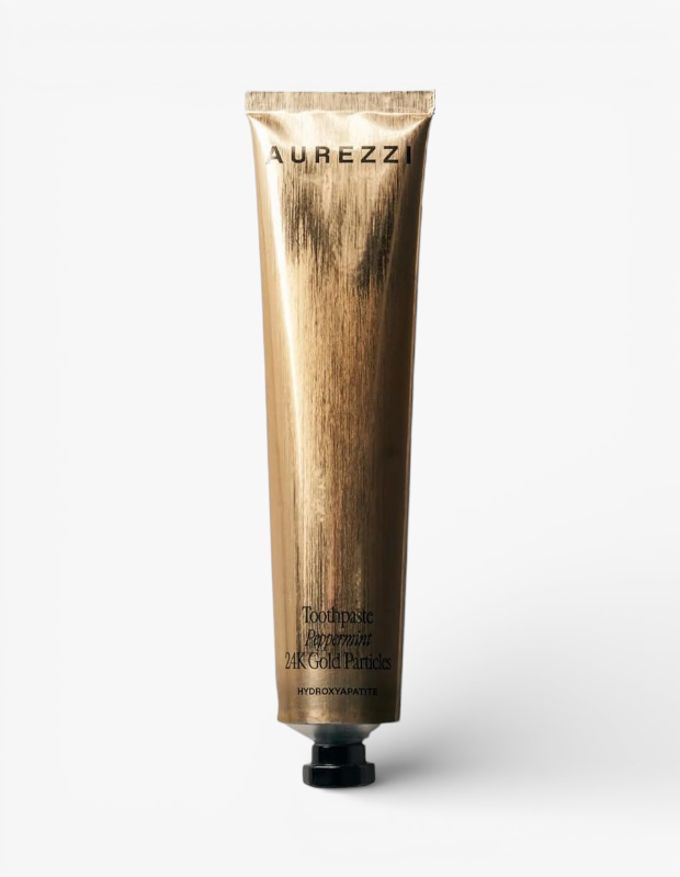 Marka Adı: Aurezzi
Ürün Cinsiyeti: Uniseks
Ürün Tipi: Diş Macunu
Ürün Sezonsallığı: Tüm Sezonlar
Ürün Çeşidi: Altın parçacıklı, nane aromalı, hidroksiapatit içeren diş macunu
Ürün Özellikleri: Bu ürün, altın rengi lüks bir tüp içinde sunulan, nane aromalı bir diş macunudur. Formülünde 24 ayar altın parçacıkları ve hidroksiapatit bulunur. Hidroksiapatit, diş minesinin remineralizasyonuna yardımcı olarak daha sağlıklı ve parlak bir gülüşe katkıda bulunurken, altın parçacıkları ürüne premium bir dokunuş katar. Şık ve minimalist ambalajıyla banyo rutininize sofistike bir estetik sunar.
Öne Çıkan Detaylar:
- 24 ayar altın parçacıkları içerir
- Nane aroması ile ferah bir nefes sağlar
- Hidroksiapatit içeriği ile diş minesine destek olur
Kimler Kullanıyor?: Kişisel bakımına özen gösteren, günlük rutinlerinde lüks ve estetiği bir araya getirmeyi sevenler bu diş macununu tercih edebilir. Gülüşünün genel ışıltısına değer veren, doğal ve sağlıklı bir görünümü benimseyen, kalite ve incelik arayışında olan bireyler için uygundur.