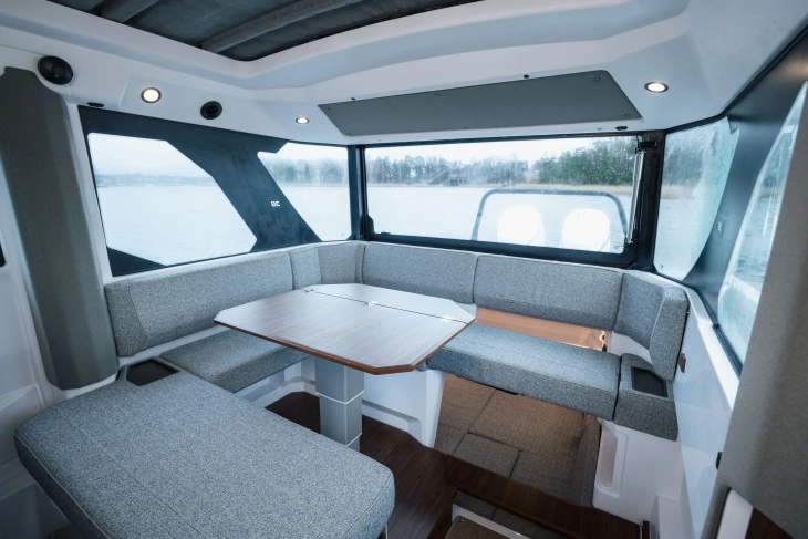 Axopar 38 XC Cross Cabin tam kapalı kabin, dıştan motorlu, spor tekne iç mekan tasarımı