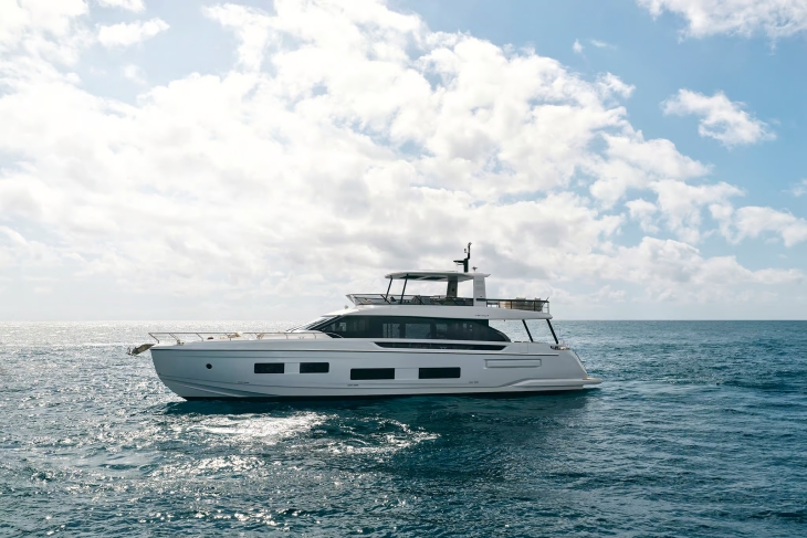Azimut Fly 82 flybridge yat dış mekan tasarımı, gündüz vakti