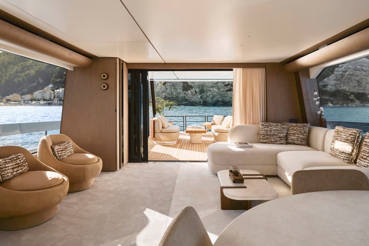 Azimut Fly 82 flybridge yat doğal tonlara sahip iç mekan tasarımı, salon, arka havuzluk, lüks mobilya