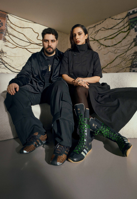 Benji Tokyo ve Lamia Japan VH x adidas Originals iş birliği kampanya çekimi, desenli sneaker ve yeşil bağcıklı yüksek bilekli bot ile total black stil.