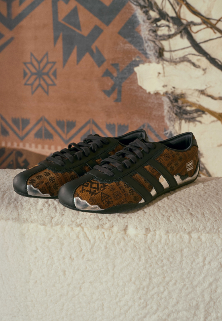 Benji Tokyo desenli adidas Originals sneaker modeli, kahverengi kumaş detaylı ve siyah bağcıklı spor ayakkabı.