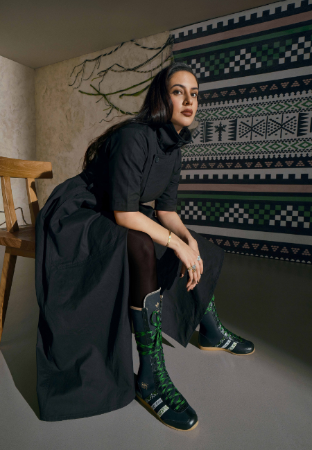 Lamia Japan VH x adidas Originals kampanya çekimi, siyah elbiseli modelin yeşil bağcıklı yüksek bilekli bot ile poz verdiği stil fotoğrafı.
