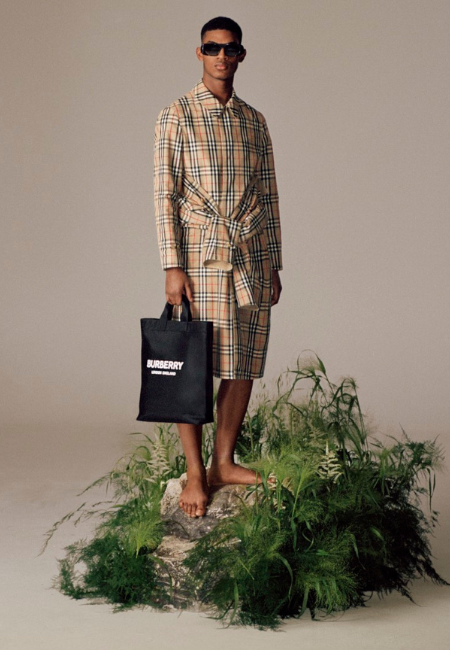 Burberry ReBurberry Edit koleksiyonundan ekose desenli trençkot ve Burberry tote çanta; doğadan ilham alan set tasarımı ve sürdürülebilir lüks moda estetiği.