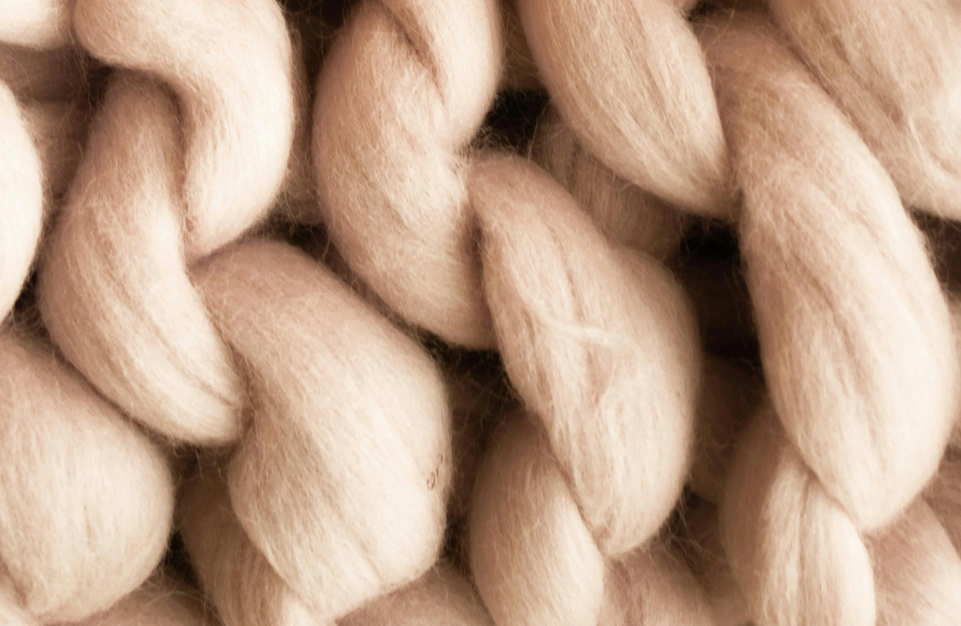 Doğal liflerden üretilmiş örgü dokuma detayı; sürdürülebilir tekstil, yumuşak doku ve çevre dostu moda malzemeleri.