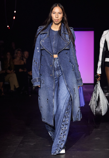 Chloé İlkbahar/Yaz 2023 koleksiyonunda denim trençkot, bağcıklı jean pantolon ve güçlü şehirli kadın estetiğiyle çağdaş denim yorumu.