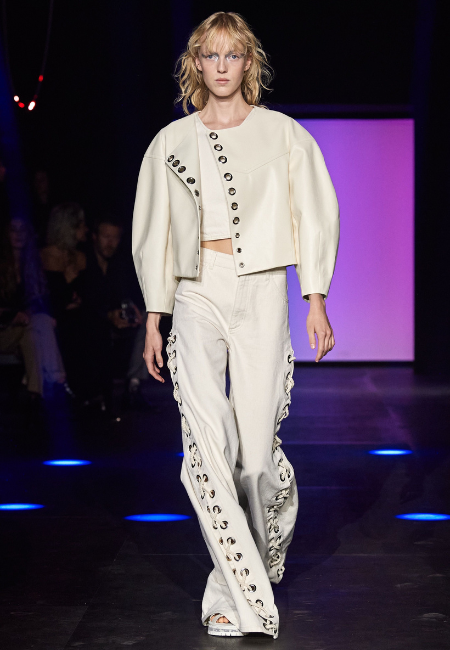 Chloé İlkbahar/Yaz 2023 defilesinden krem tonlarında kısa ceket ve bağcıklı pantolonla yumuşak güç vurgusu yapan modern tailoring.