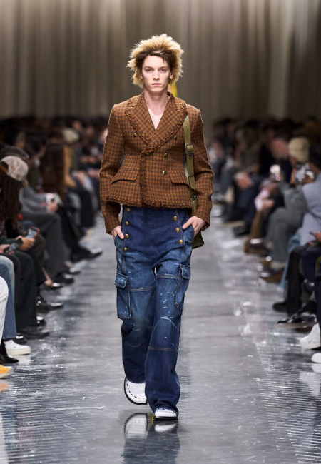 Dior 2026 sonbahar kış erkek koleksiyonu, desenli kahverengi ceket ve bol kargo jean kombin.