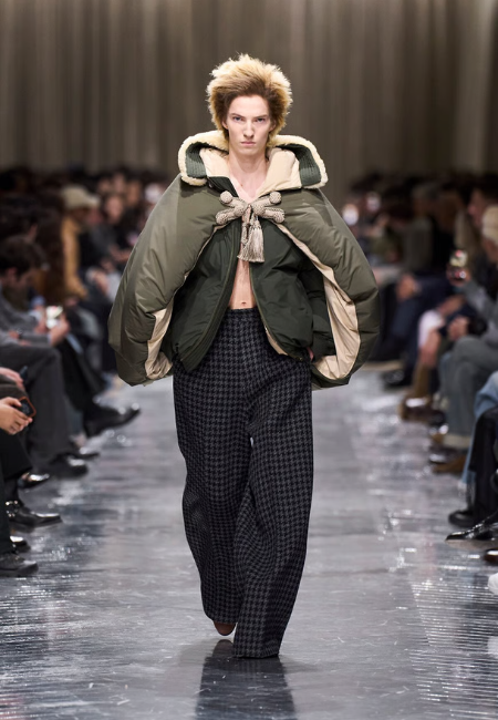 Dior 2026 sonbahar kış erkek giyim koleksiyonu, hacimli puffer katman ve desenli pantolon görünümü.