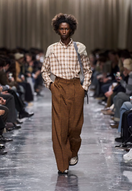 Dior 2026 sonbahar kış erkek moda haftası, kareli gömlek ve yüksek bel geniş paça pantolon kombini.