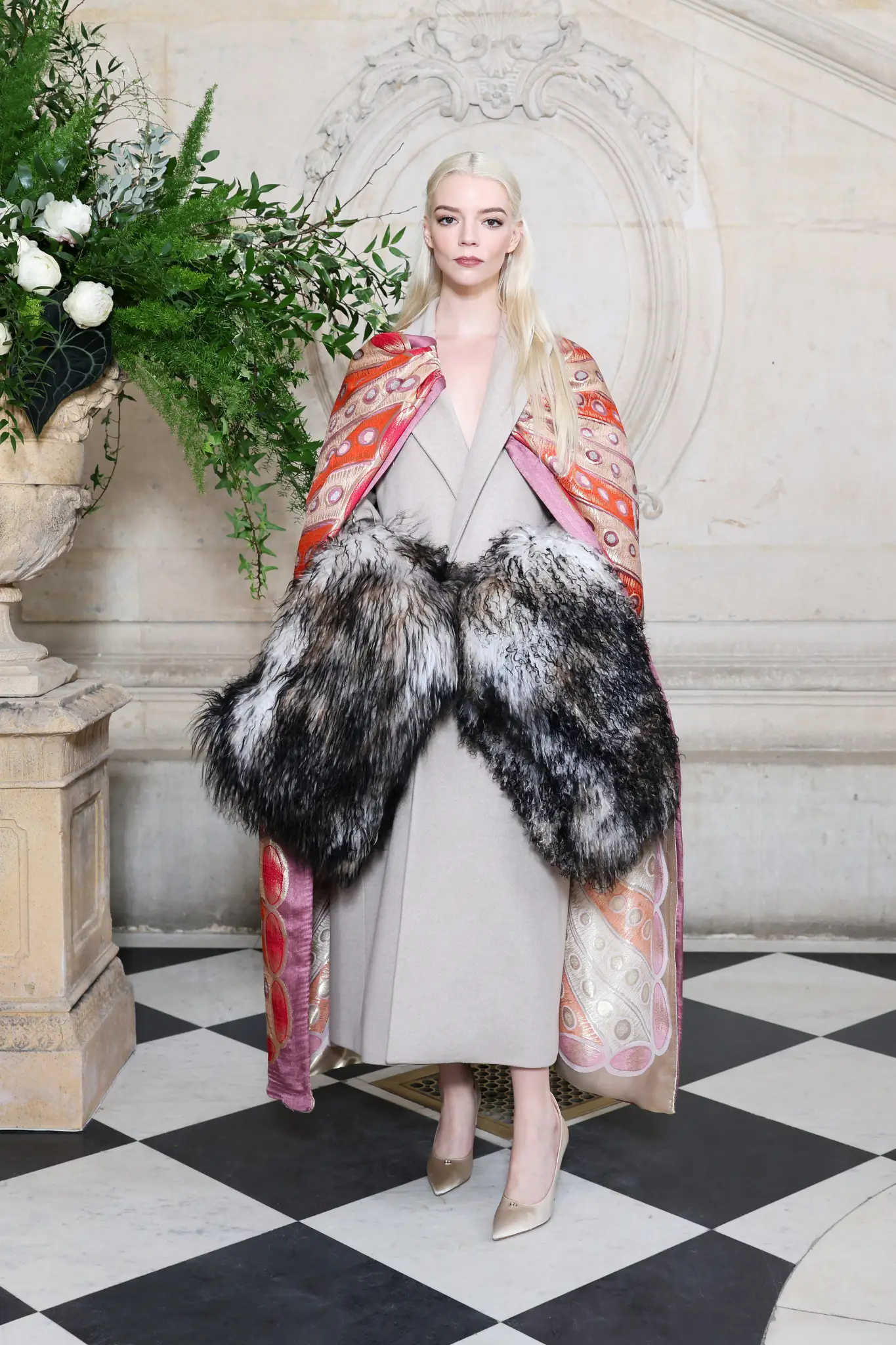 Anya Taylor-Joy Dior 2026 Couture defilesinde desenli pelerin ve kürk detaylı zarif görünüm.
