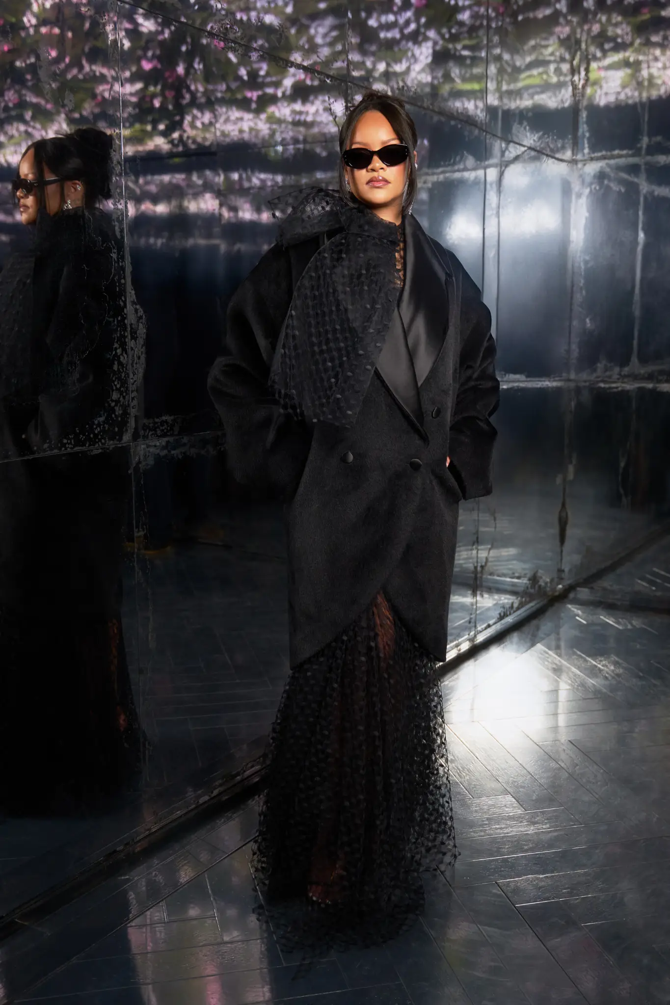 Rihanna Dior 2026 Couture defilesinde siyah transparan elbise ve oversize ceketle güçlü stil.