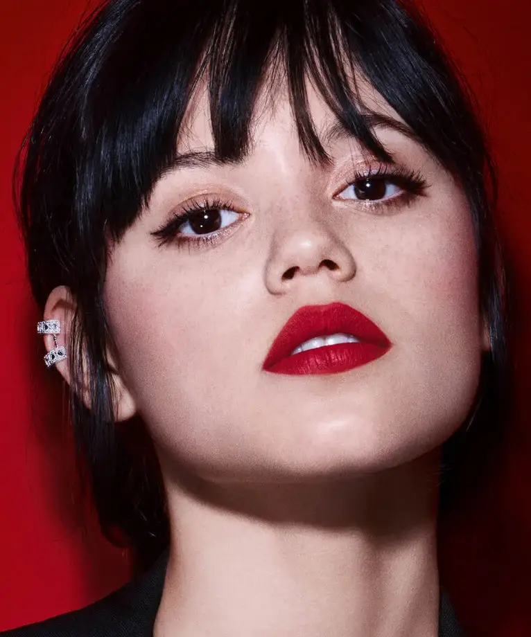 Jenna Ortega, dudaklarında kırmızı ruj ve minimal göz makyajı ile Dior markası için poz veriyor