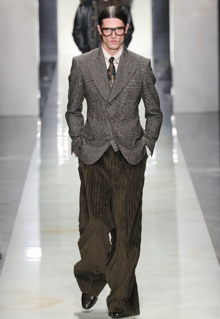 Dolce&Gabbana 2026 erkek giyim defilesi desenli blazer ceket, kravatlı gömlek ve pileli bol pantolon ile retro terzilik yorumu.
