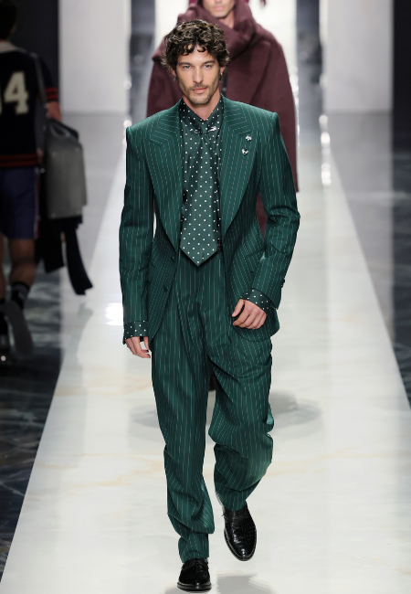 Dolce&Gabbana 2026 sonbahar kış menswear yeşil çizgili takım elbise, puantiyeli gömlek ve kravat ile modern klasik stil.